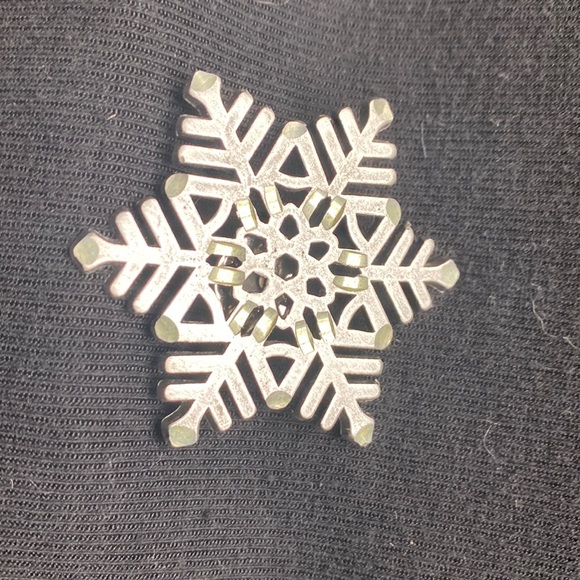 Pretty Snowflake Pin - Picture 1 of 4